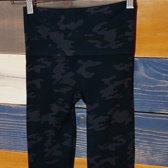 Spanx Shape Leggings XS NWT black camo print - Picture 6 of 7